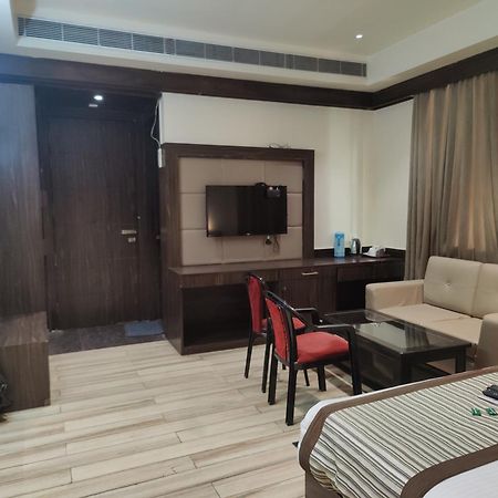 Hotel Sanjay Galaxy,Канпур Екстериор снимка
