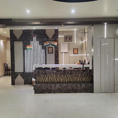 Hotel Sanjay Galaxy,Канпур Екстериор снимка