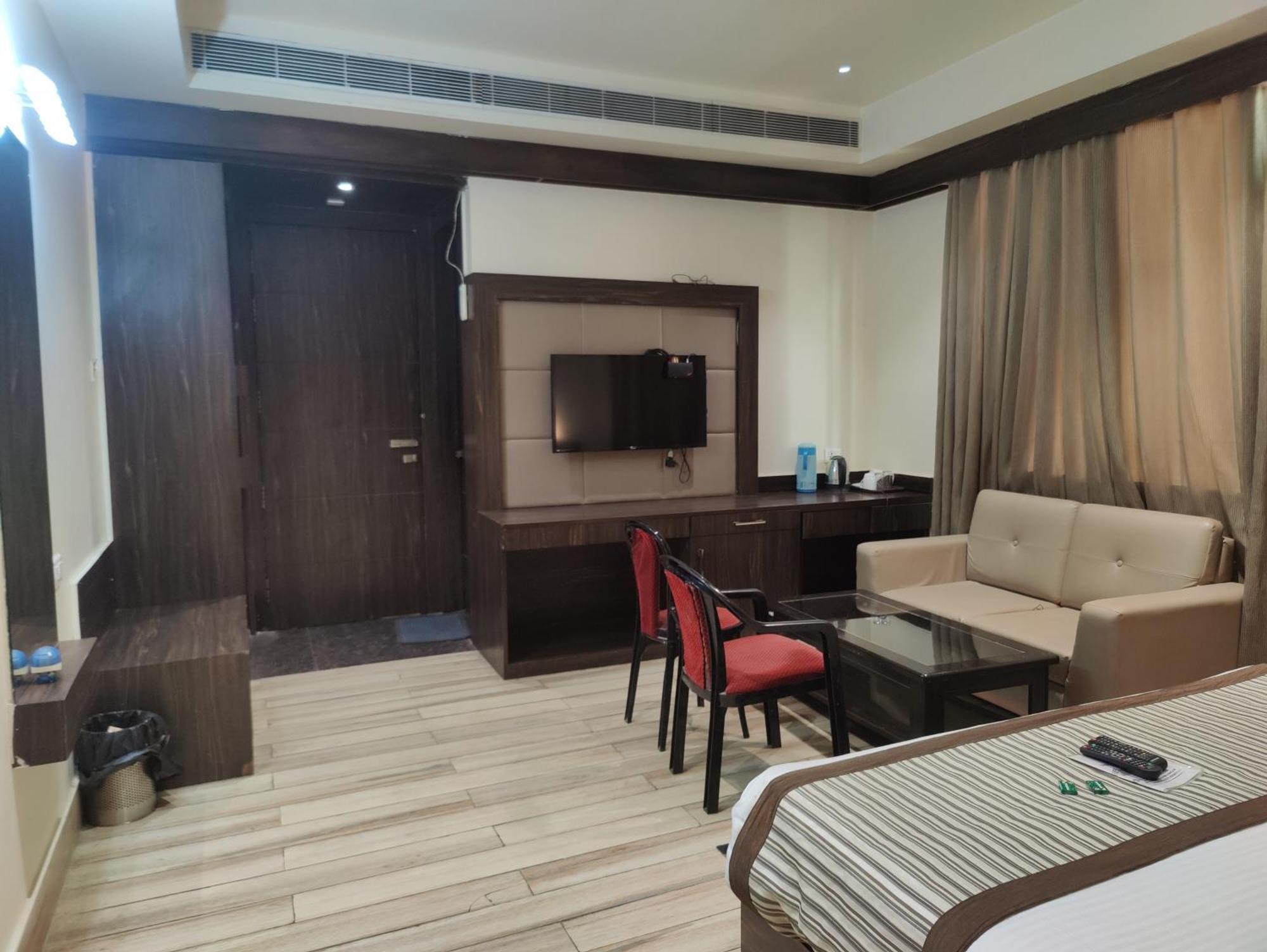 Hotel Sanjay Galaxy,Канпур Екстериор снимка
