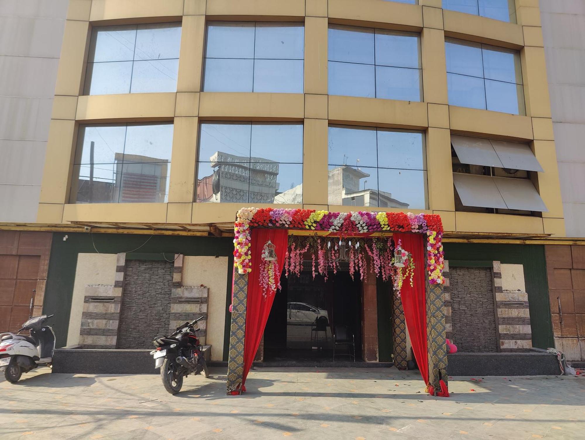 Hotel Sanjay Galaxy,Канпур Екстериор снимка