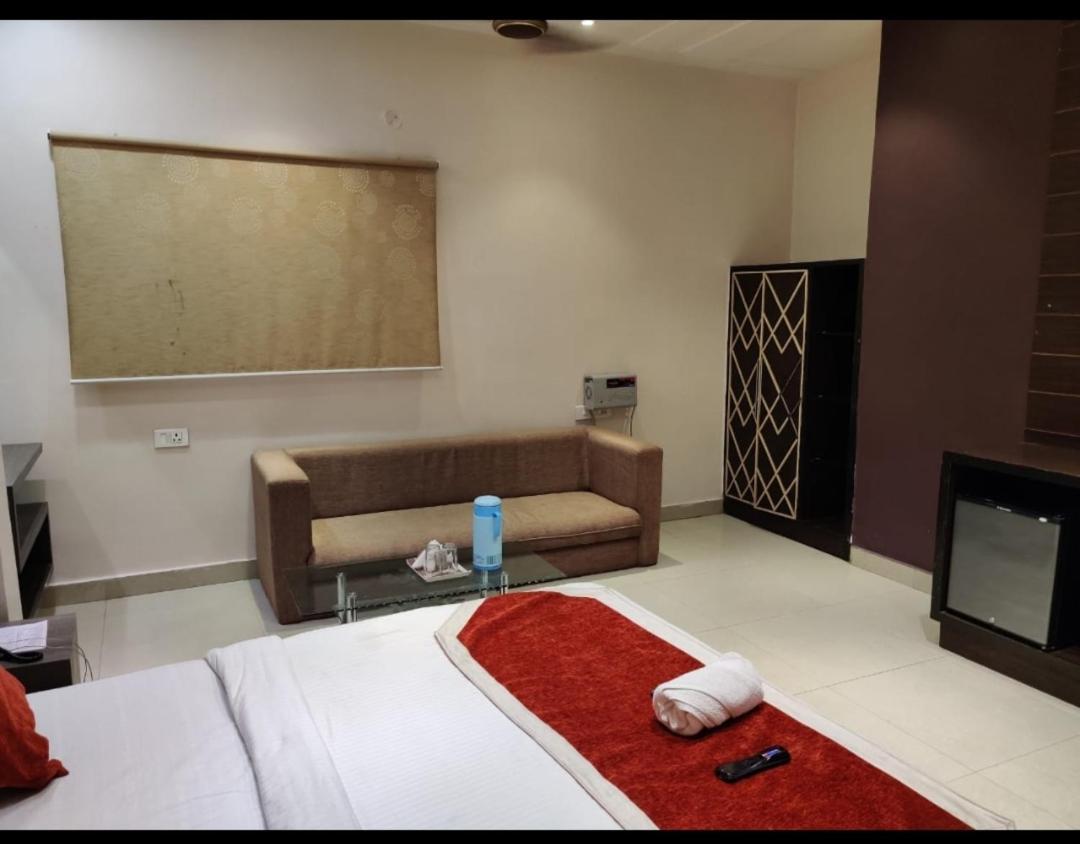 Hotel Sanjay Galaxy,Канпур Екстериор снимка